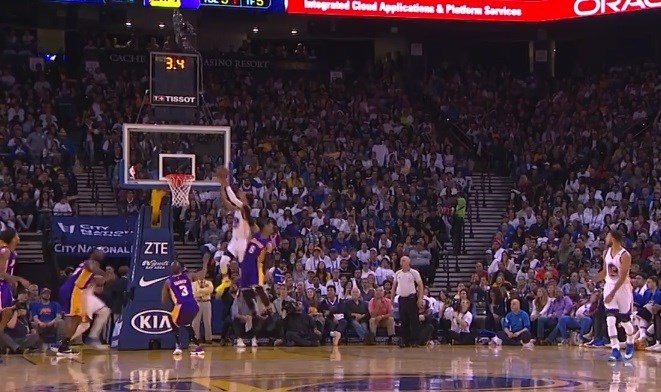 Le air ball de Stephen Curry se transforme en passe de alley-oop pour un gros dunk de Patrick McCaw