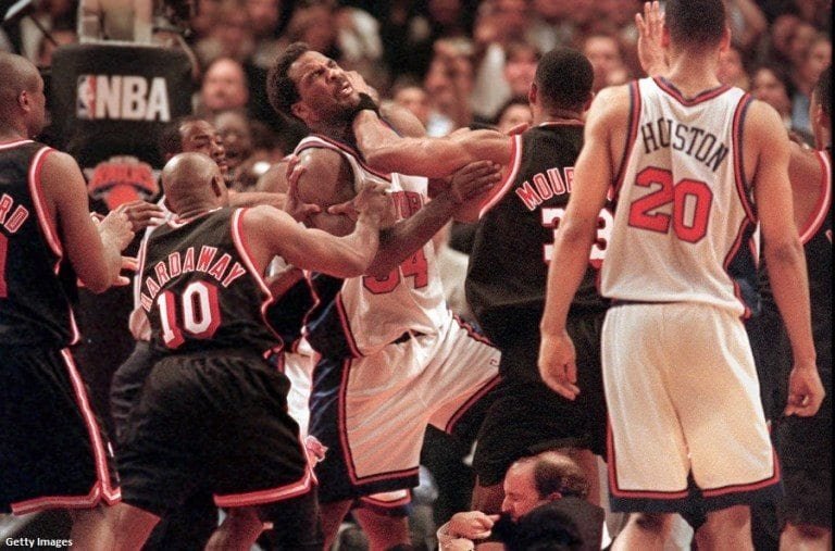Il y a 25 ans : la baston Alonzo Mourning – Larry Johnson… et l&rsquo;intervention légendaire de Jeff Van Gundy