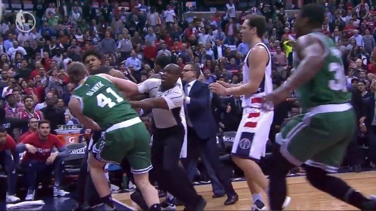 Champ de bataille à Washington : furieux, Kelly Oubre Jr se jette sur Kelly Olynyk et le balance par terre | Basket Infos