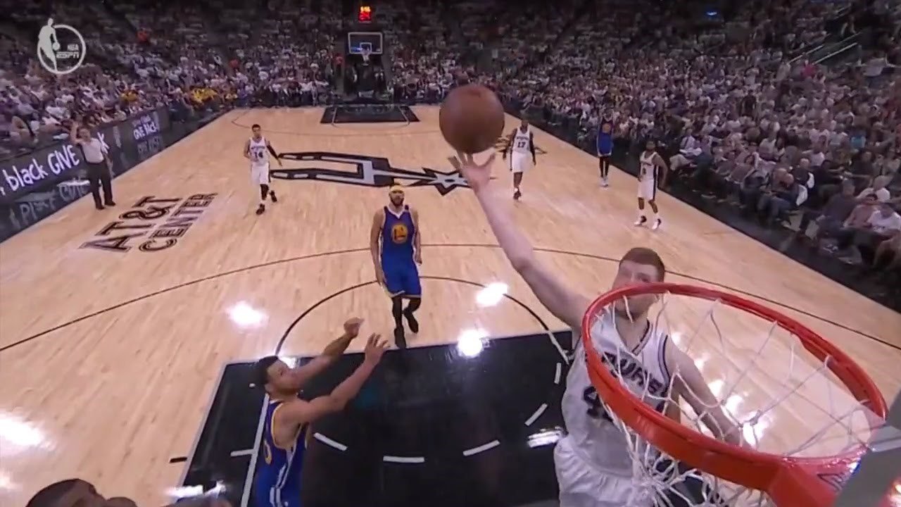 Davis Bertans s’envole pour la grosse claquette dunk ! | Basket Infos