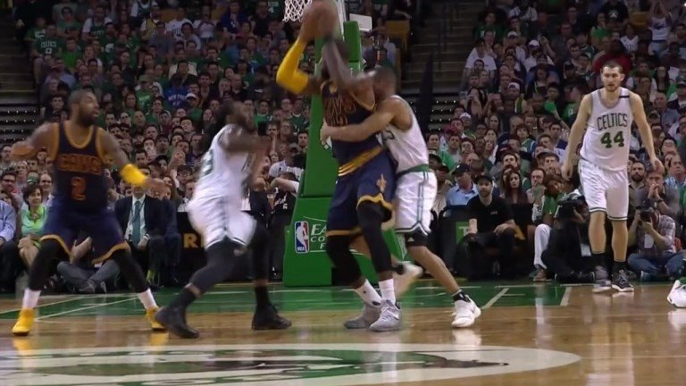 Showtime ! LeBron fixe 2 défenseurs, Kyrie Irving balance un alley oop pour Tristan Thompson | Basket Infos