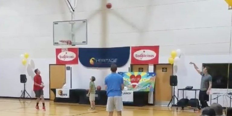 Jimmer Fredette réussit un 92/100 à 3-pts pour la bonne cause