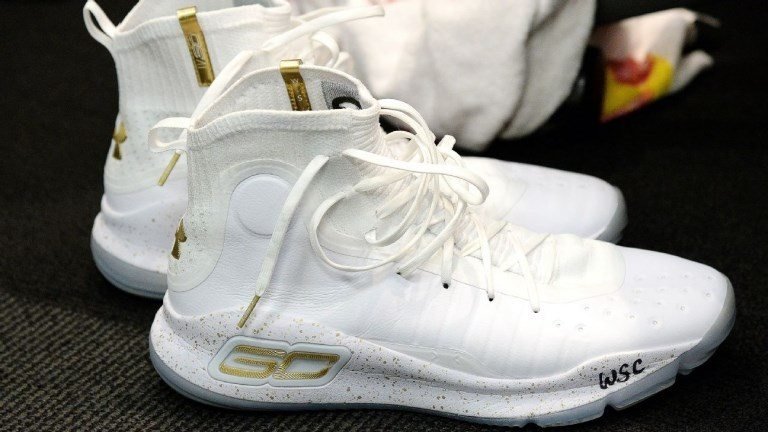 Stephen Curry dévoile les Under Armour Curry 4 lors du Game 1