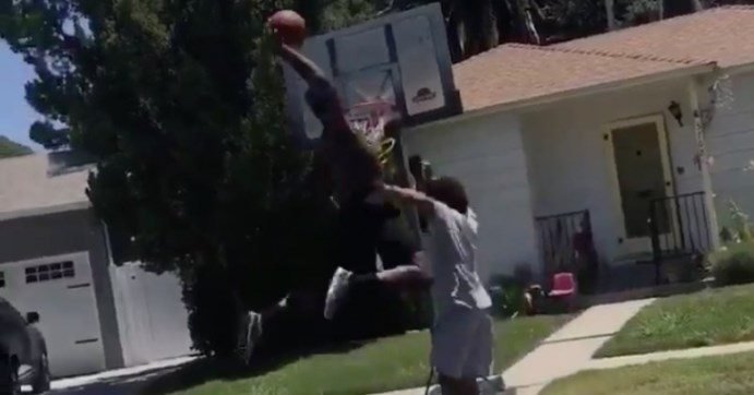 Anthony Davis, Jaylen Brown et John Calipari relèvent le Drive By Dunk Challenge