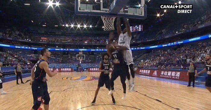 Thanasis Antetokounmpo escalade Edwin Jackson pour la claquette dunk