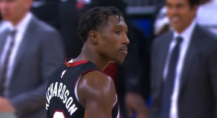 In Your Face : Josh Richardson détruit Bismack Biyombo !