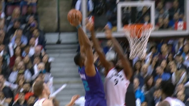 Dwight Howard enchaîne cross et poster sur Serge Ibaka !
