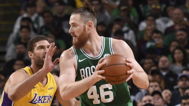 Kyrie Irving et Aron Baynes s&rsquo;occupent des Lakers