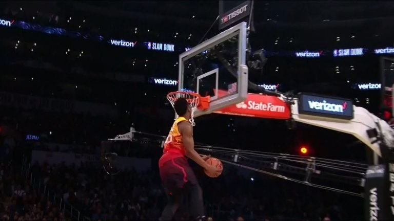Donovan Mitchell s’aide d’un second panier pour passer un windmill | Basket Infos