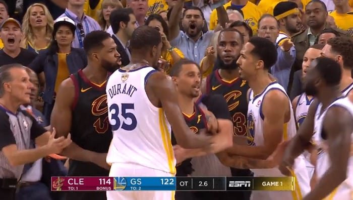 Vidéo : Expulsé, Tristan Thompson déclenche un début de bagarre avec Draymond Green