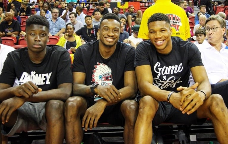 Le GM des Bucks explique l&rsquo;étrange signature de Thanasis Antetokounmpo