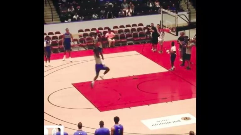 Malgré ses 129 kilos, Zion Williamson dunke de la ligne des lancers