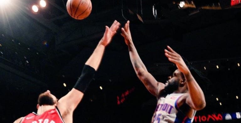 Le game-winner de Reggie Bullock contre les Raptors !