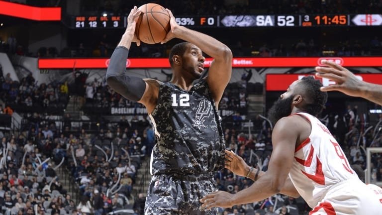 LaMarcus Aldridge s&rsquo;occupe des Rockets