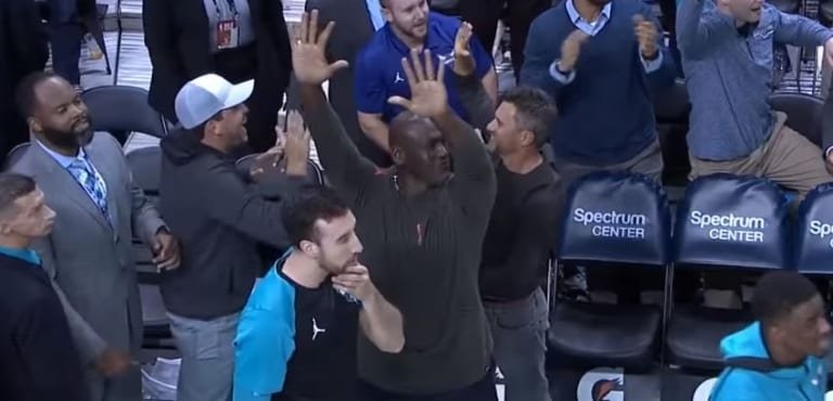 Jeremy Lamb rentre le game winner pour les Hornets, Michael Jordan valide !