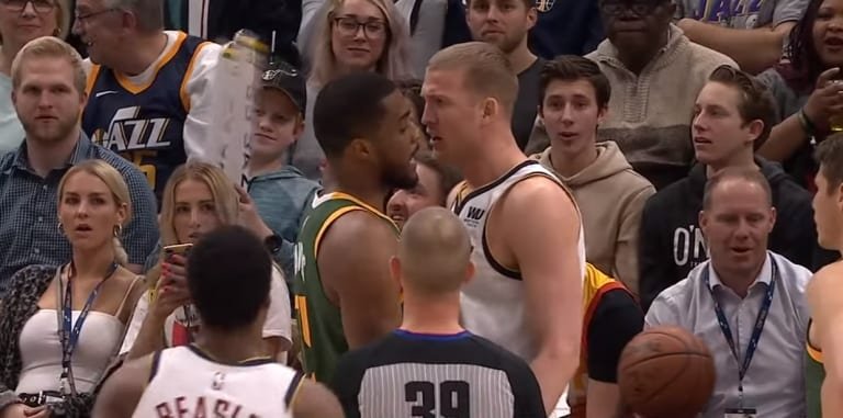 Ca part en vrille entre Mason Plumlee et Derrick Favors