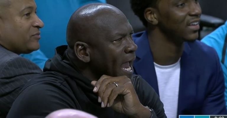 Michael Jordan s&rsquo;énerve contre l&rsquo;arbitre lors du match Knicks – Hornets