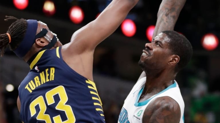Ouch : l&rsquo;énorme bâche de Myles Turner sur Marvin Williams