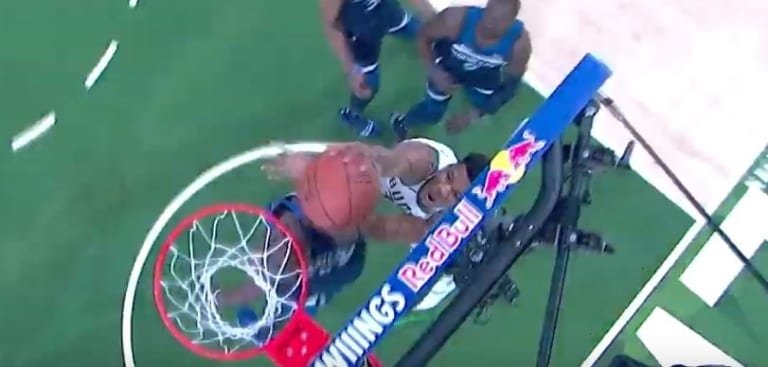 Images rares : un Greek Freak contré alors qu&rsquo;il monte au dunk !