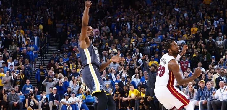 Une erreur d&rsquo;arbitrage dans les dernières secondes de Warriors – Heat; Le geste antisportif de DeMarcus Cousins passe inaperçu