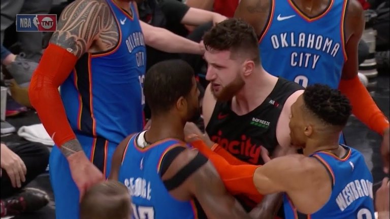 Jusuf Nurkic expulsé après un tête à tête avec Paul George 