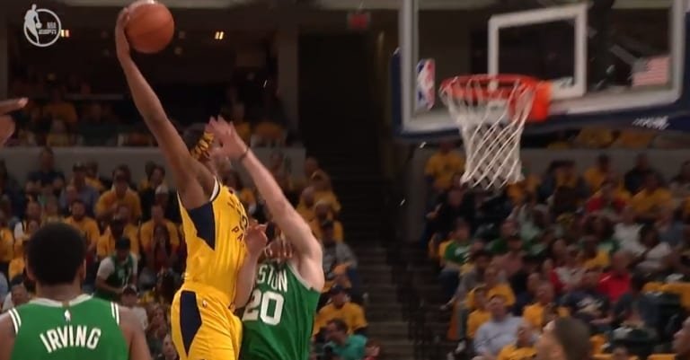Le poster monumental de Myles Turner sur Gordon Hayward !
