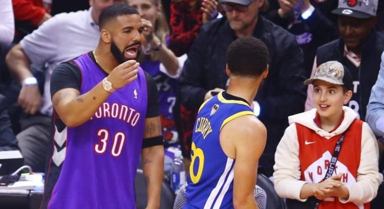 Drake « arrache » un cheveux à Stephen Curry et le met en vente sur eBay, puis chauffe Draymond Green après le match
