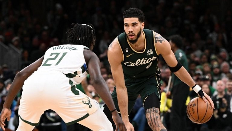 Jayson Tatum a pris son pied, les Bucks moins : « Tu joues contre les meilleurs joueurs et cela élève ton niveau de jeu. C&rsquo;est pour ce genre de matchs que tu vis »