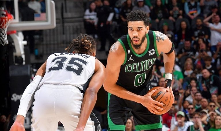 Les Celtics s&rsquo;en sortent dans la douleur; Joe Mazzulla : « En fait, je suis content que le match se soit déroulé ainsi »