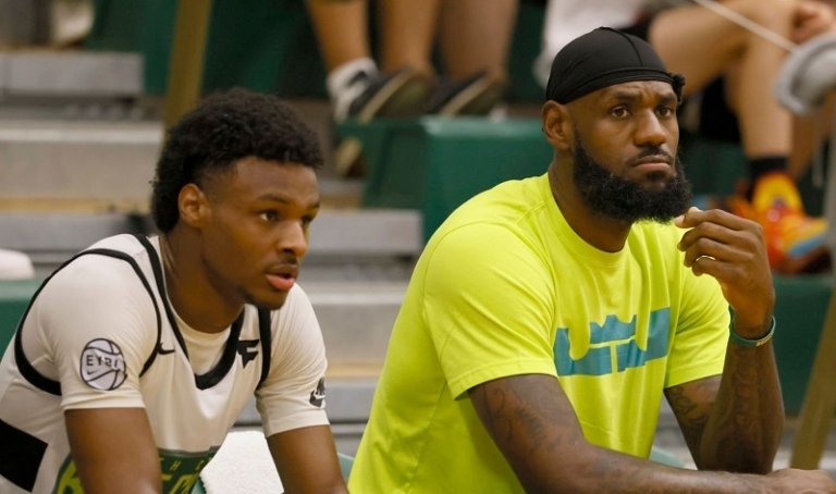 LeBron James : « Bronny peut aller dans toutes les facs qu&rsquo;il veut. Tout ce que j&rsquo;ai à faire c&rsquo;est de décrocher mon téléphone. Il est assez bon »